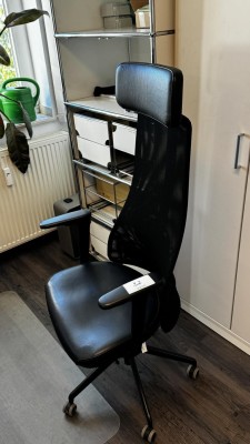 1 Drehstuhl mit Armlehnen